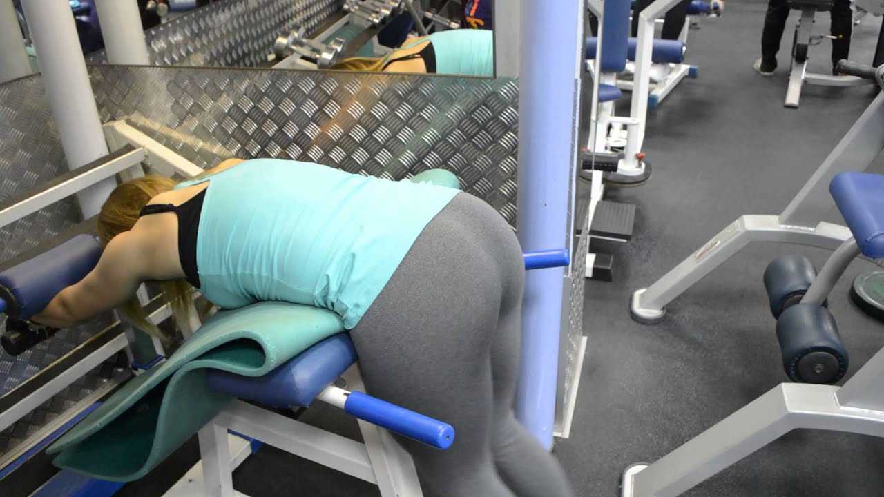 Гиперэкстензия: техника выполнения упражнения дома без тренажера на полу и в зале - какие мышцы работают и чем можно заменить для спины