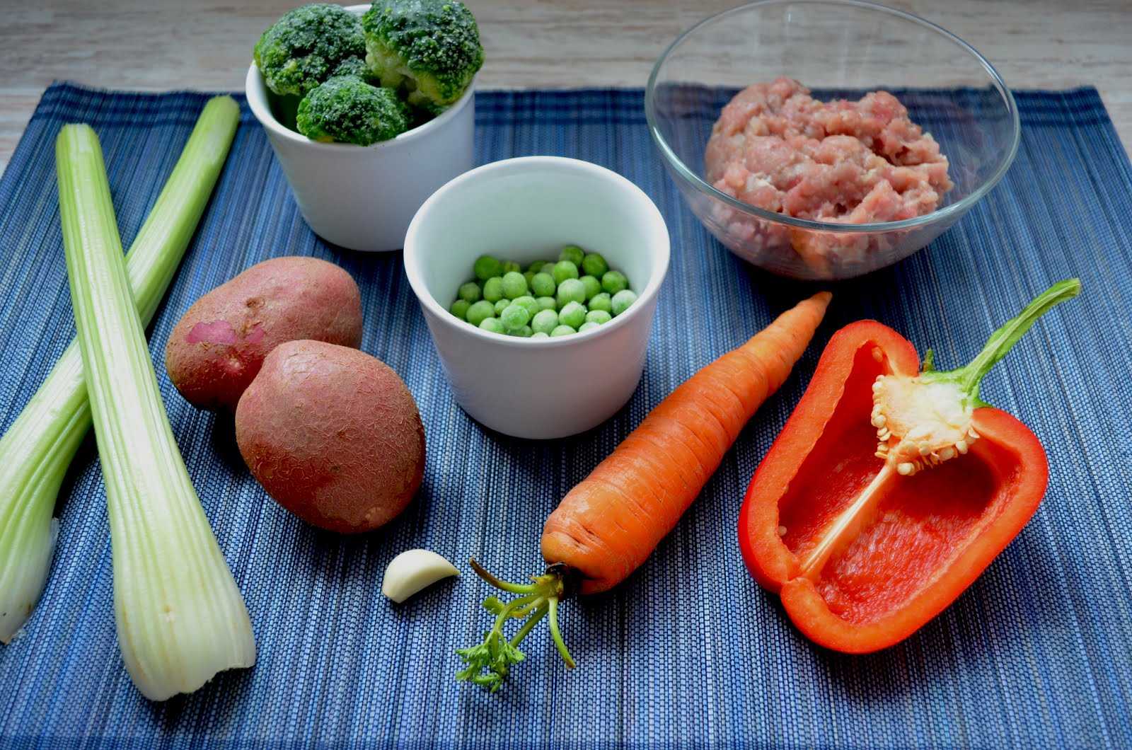 Есть сырые овощи и фрукты. Полезные овощи. Диетические овощи. Полезные овощи для похудения. Свежие овощи.
