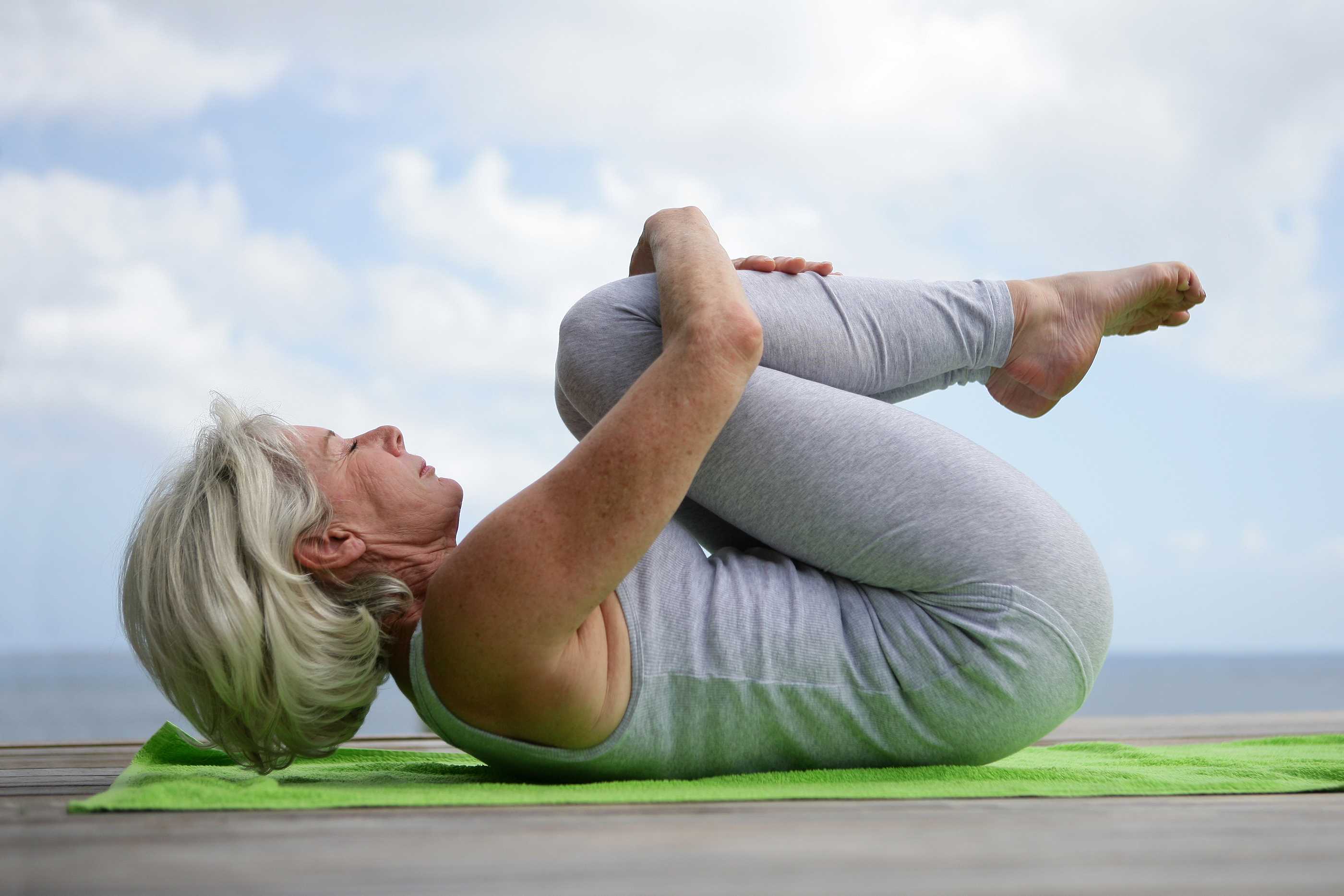 Зарядка для женщин после 40-50-60 лет, утренняя на каждый день, упражнения для пожилых при артрозе, остеохондрозе, климаксе. видео