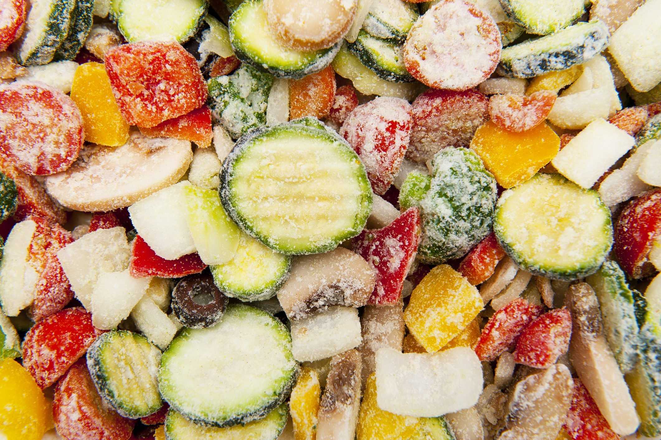 Заморозка фруктов. Замороженные продукты. Свежемороженые овощи. Замороженные овощи. Быстрозамороженные плоды и овощи.