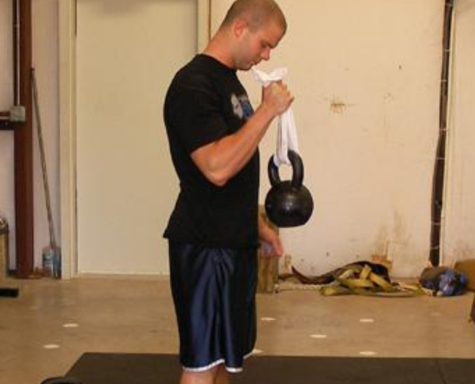 Полезные упражнения с гирей на бицепс, особенности тренировок, техники упражнений