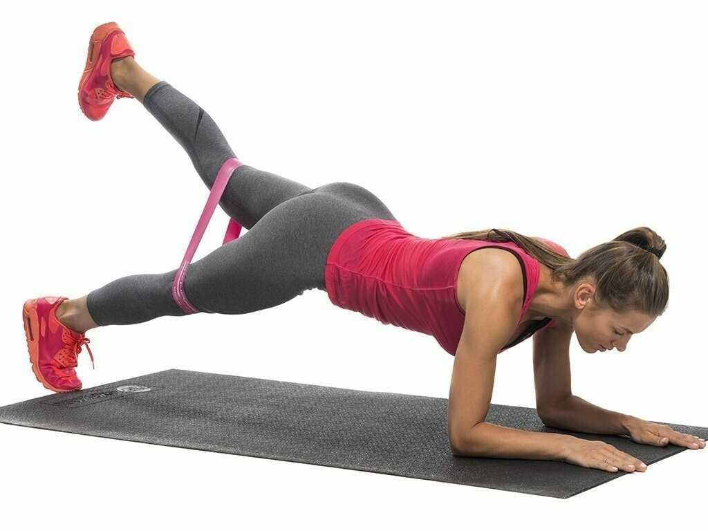 Упражнения с резинкой: какие нужны для ног и ягодиц, для тела женщин и мужчин, приседания, чем можно заменить, как сделать своими руками