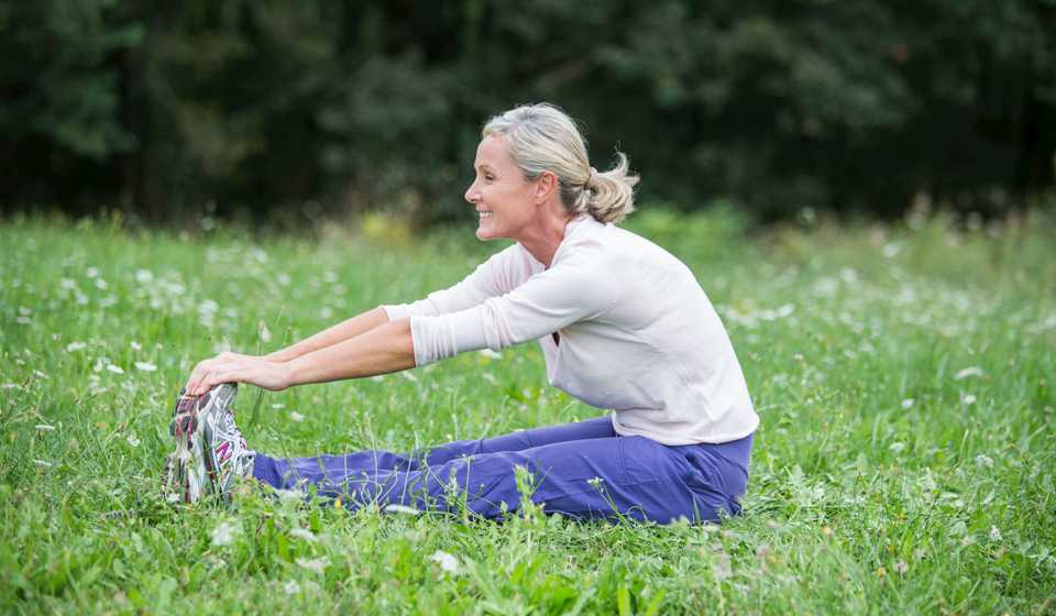 Зарядка для женщин после 40-50-60 лет утренняя на каждый день, упражнения для пожилых