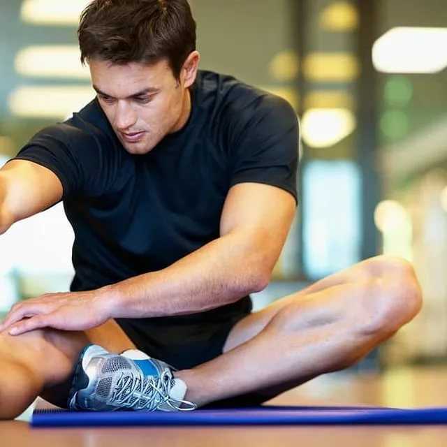 Physical work. Восстановление в спорте. Спортсмен после тренировки. Стретчинг для мужчин. Перетренированность мышц.