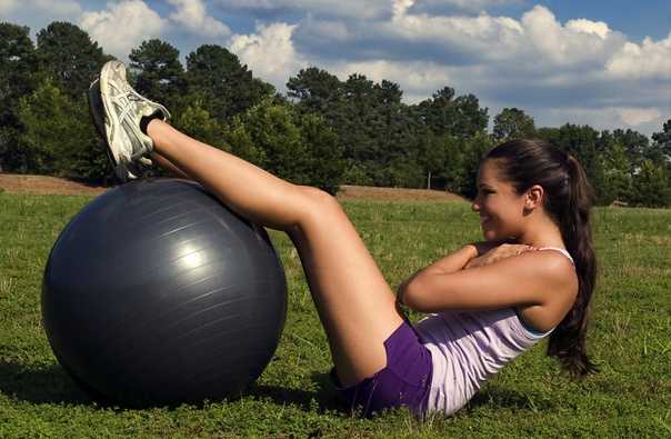 Эффективные упражнения с фитболом (гимнастическим мячом) для красоты и здоровья
