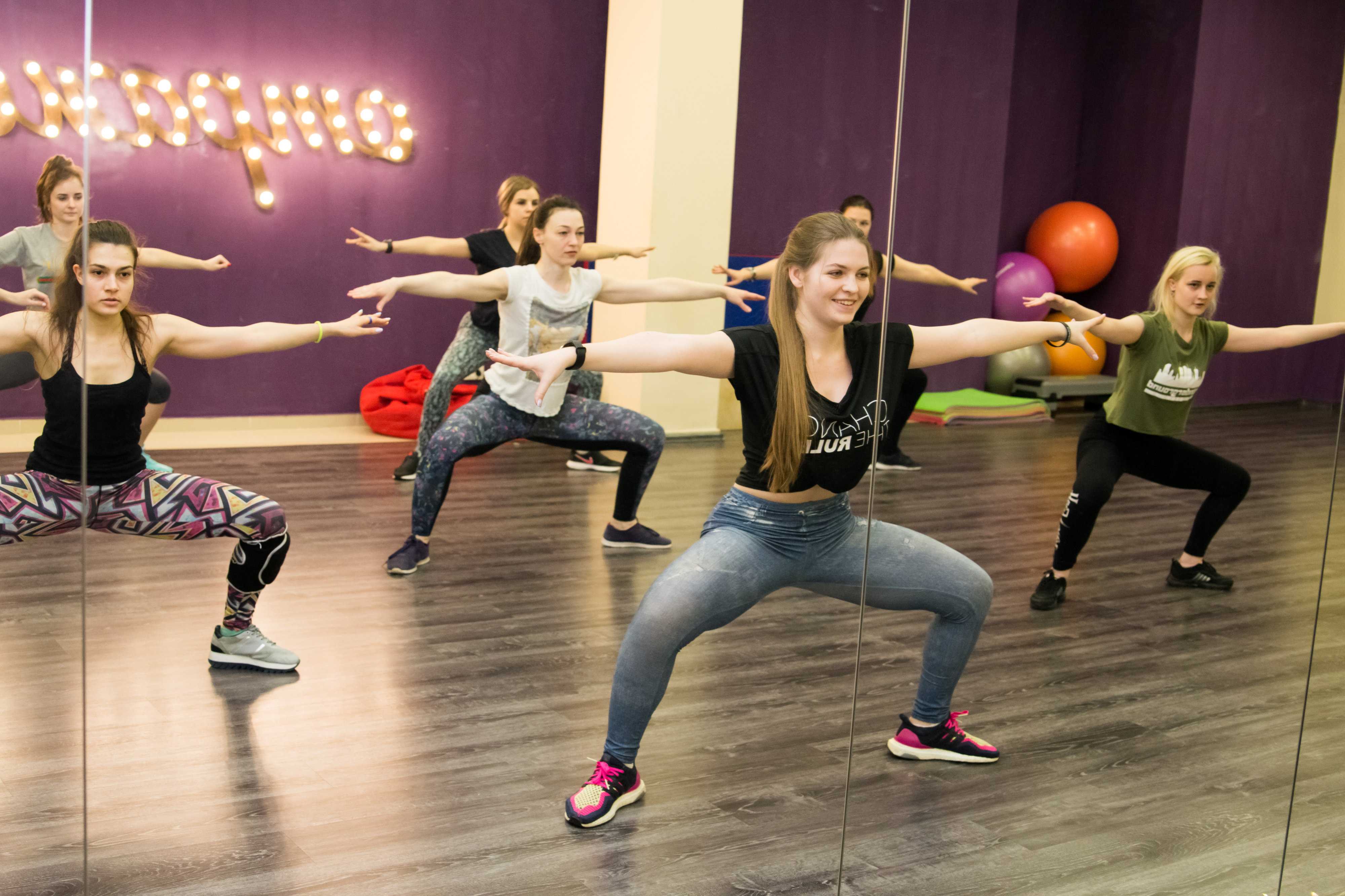 Танцевальный фитнес: перечень направлений Какие фитнес танцы выбрать для похудения Какие танцевальные тренировки подойдут начинающим в домашних условиях